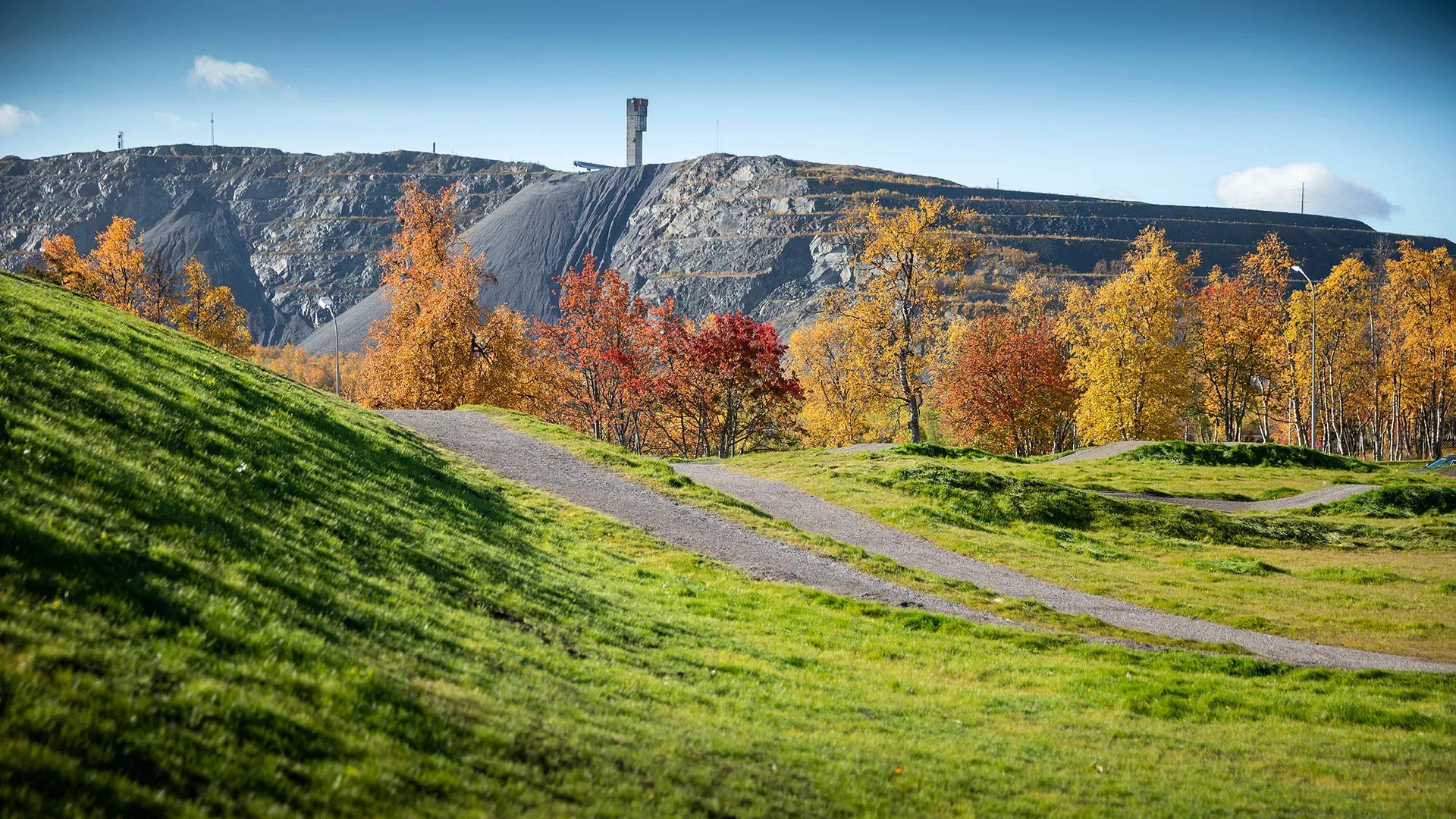 Grönområde med gruva i bakgrunden