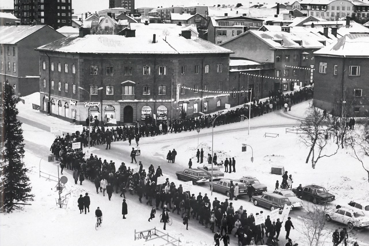 Svartvit bild på arbetare som strejkar i Kiruna 