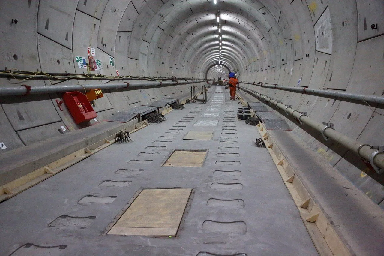 Person promenerar inuti en tunnelkonstruktion
