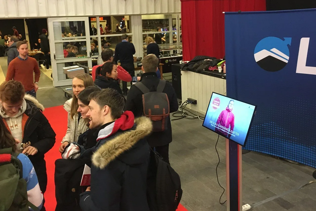 Studenter i LKAB:s monter på arbetsmarknadsmässa i Luleå