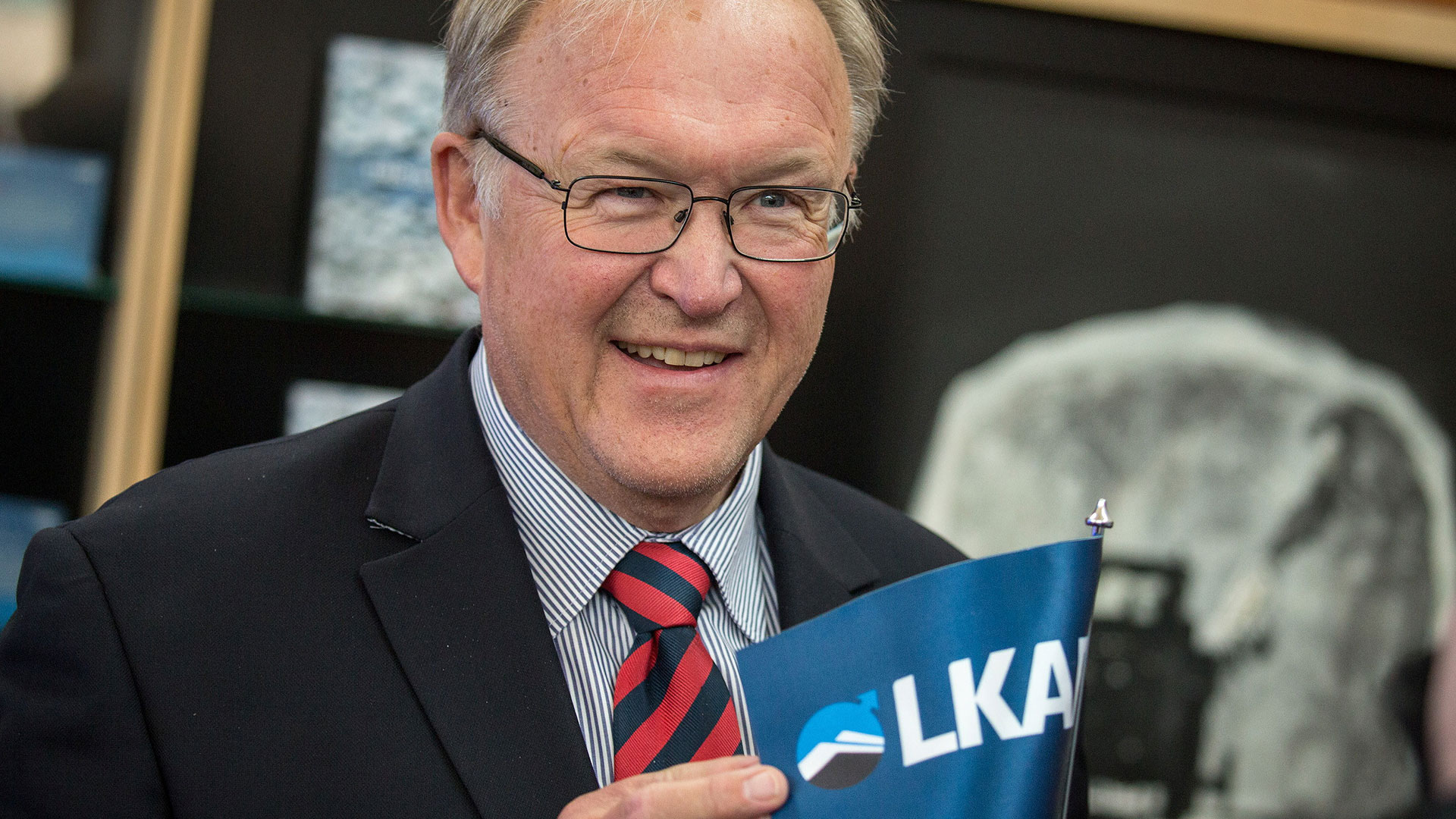 Göran Persson med LKAB-flagga. Foto: Fredric Alm.