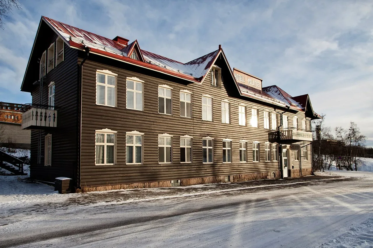 Brun hotellbyggnad 