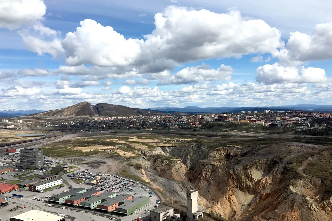 Vybild över Kiruna, med berget Luossavaara i bakgrunden