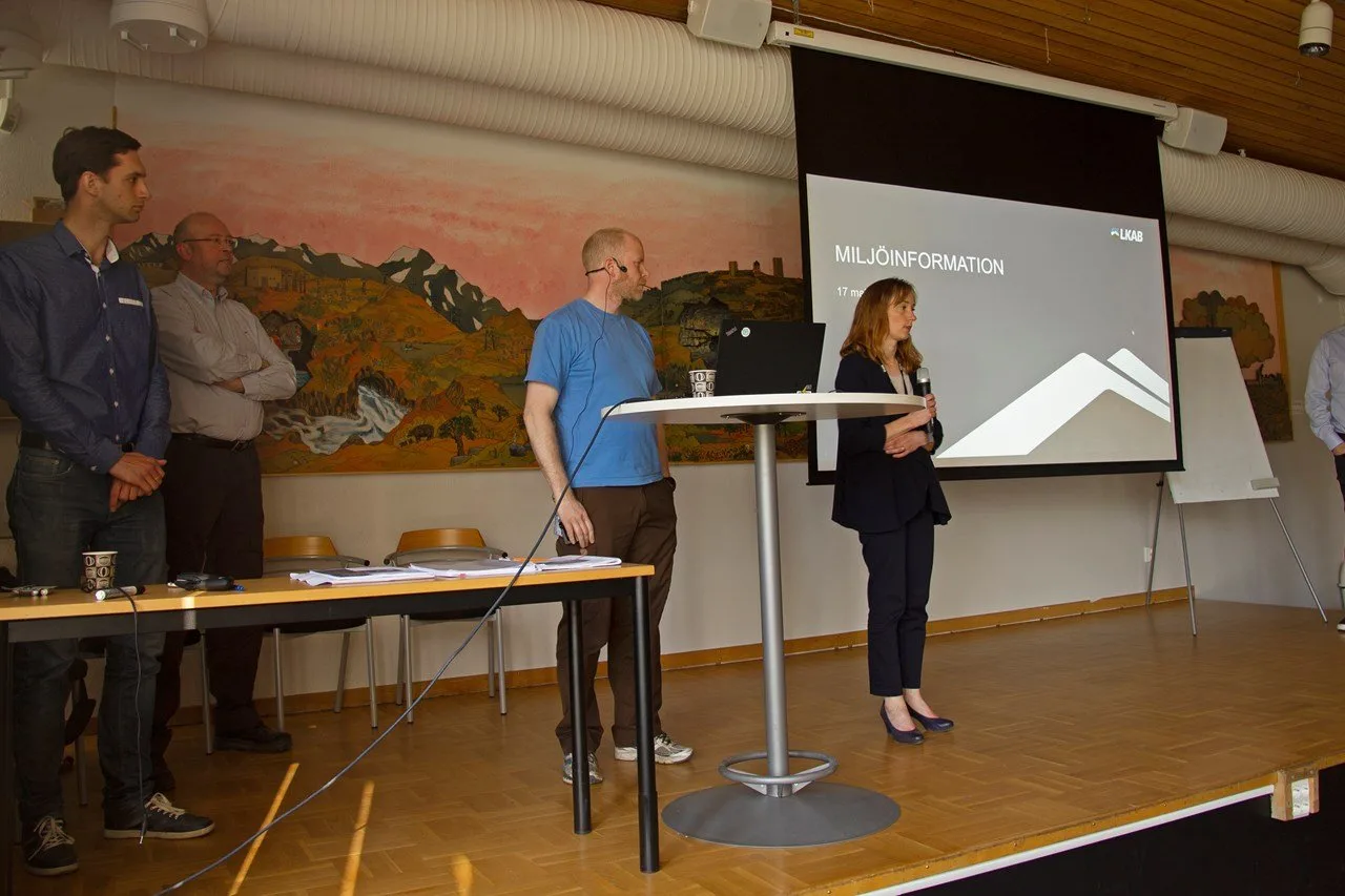 Fyra män och en kvinna som håller en presentation.