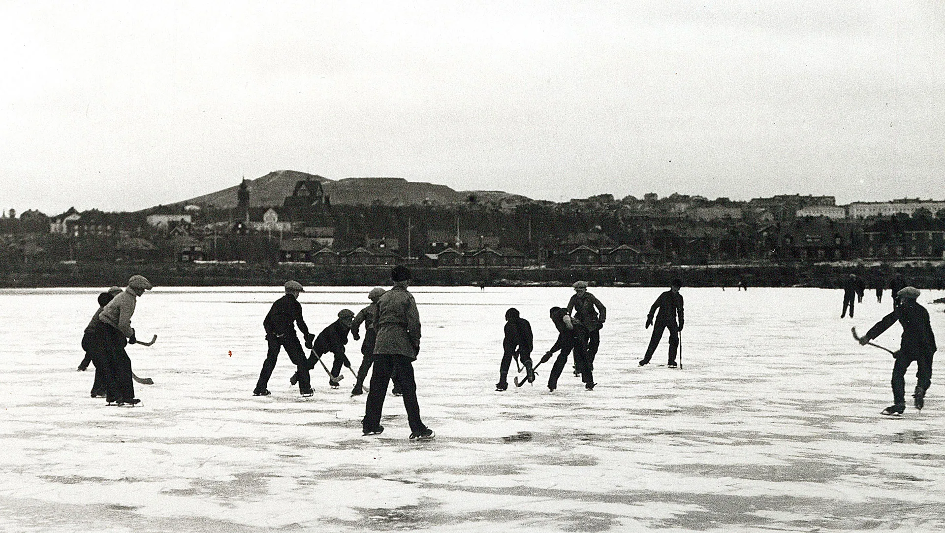 Barn spelar ishockey på Luossajärvi