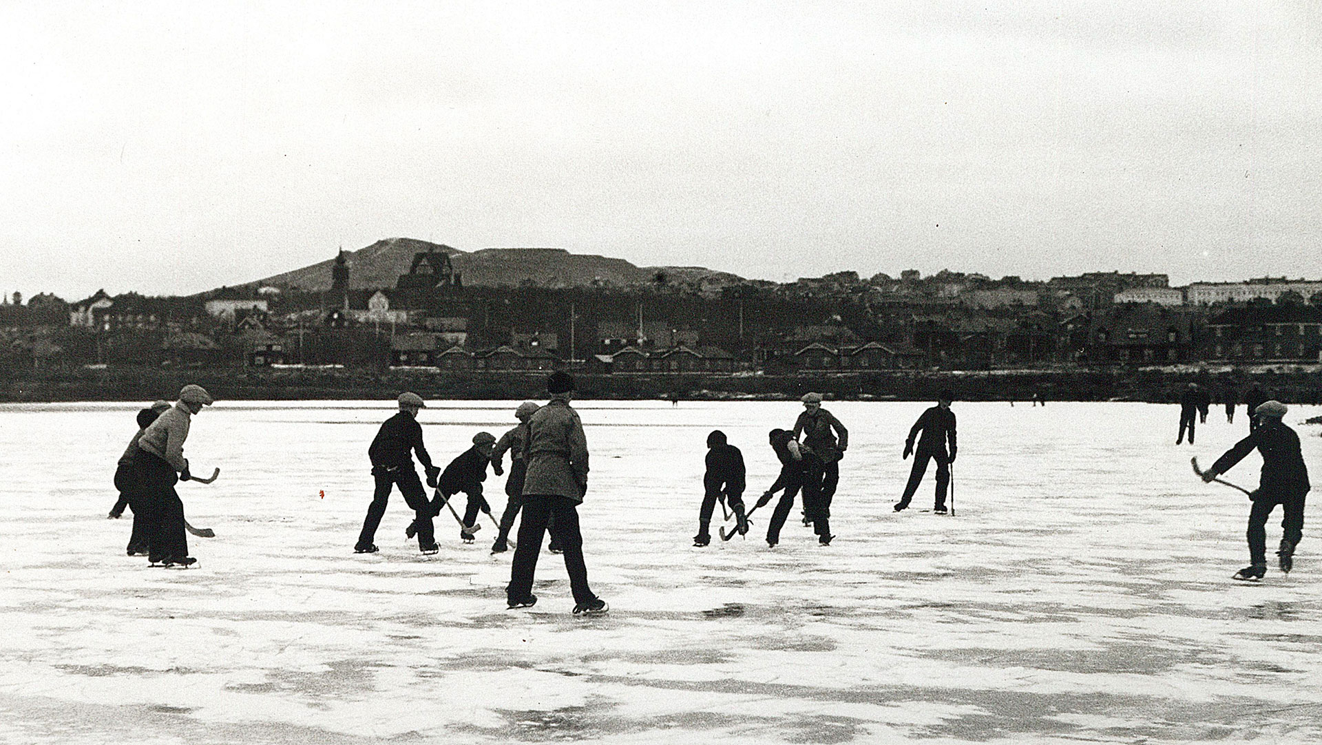 Barn spelar ishockey på Luossajärvi