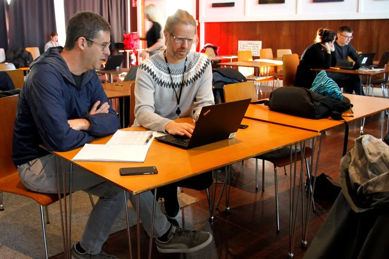 Jordi Puig och Klas Nehrman diskuterar under workshopen. FOTO: Madeleine Sidmalm