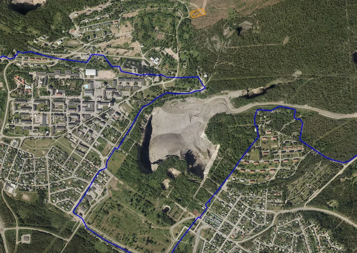 Den nya gropen vid Printzskölds malmkropp, markerad i gult, bildades cirka 500 meter innanför LKAB:s stängsel, markerat i blått (dragning 2018). (Flygbilden är från 2017.)