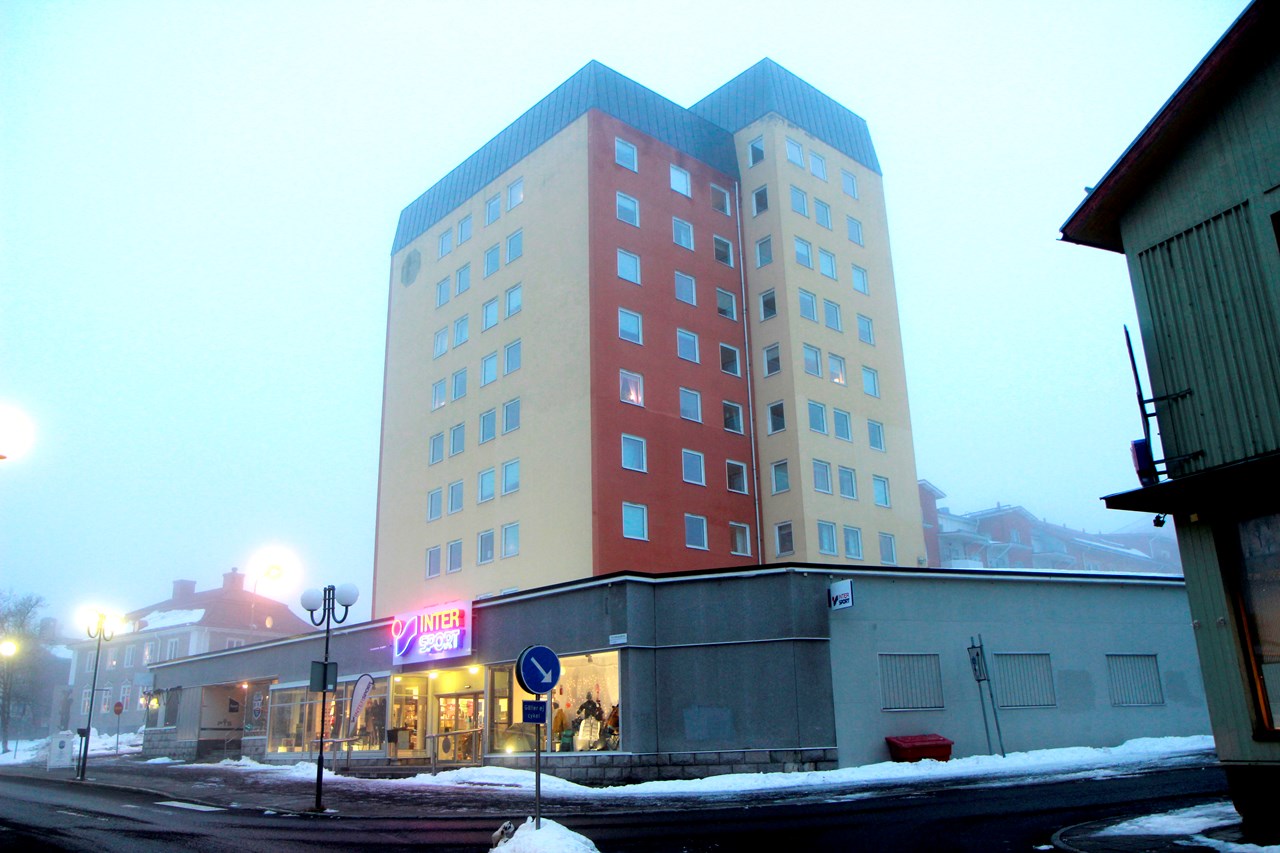Tempohuset i Kiruna som nu förstärks på grund av sprickbildning.