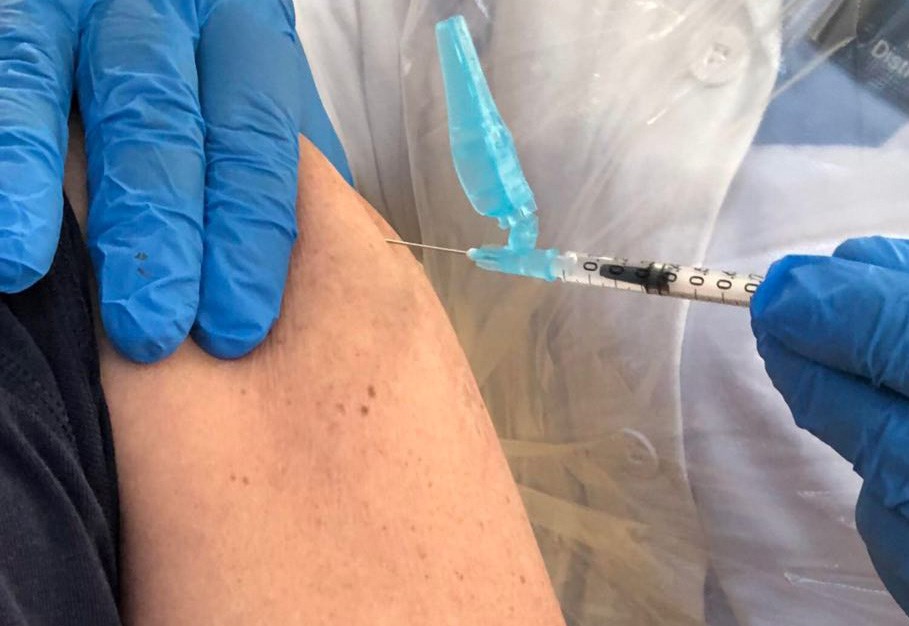 Vaccinationsspruta i arm