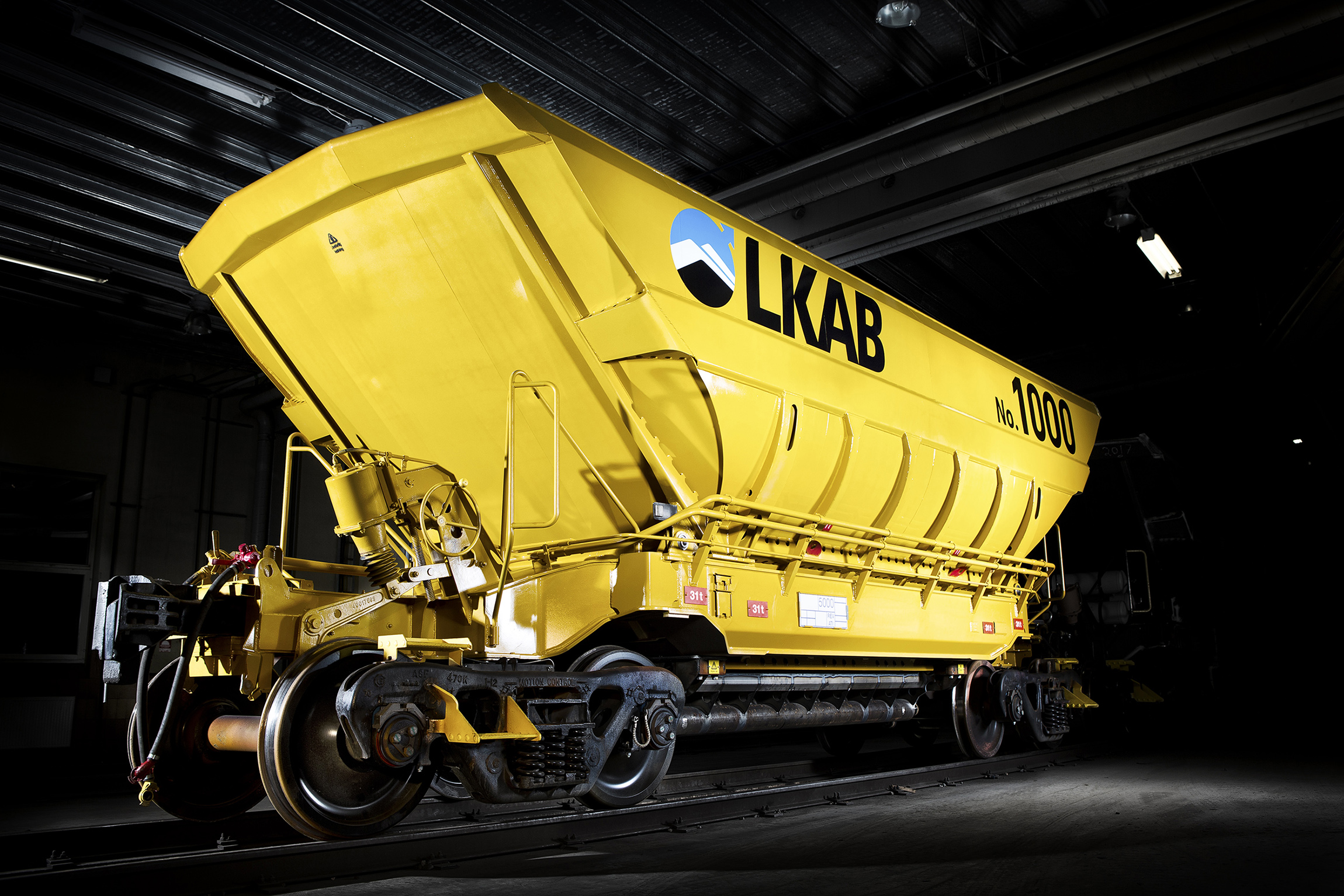 En guldfärgad järnvägsvagn med LKAB logotyp