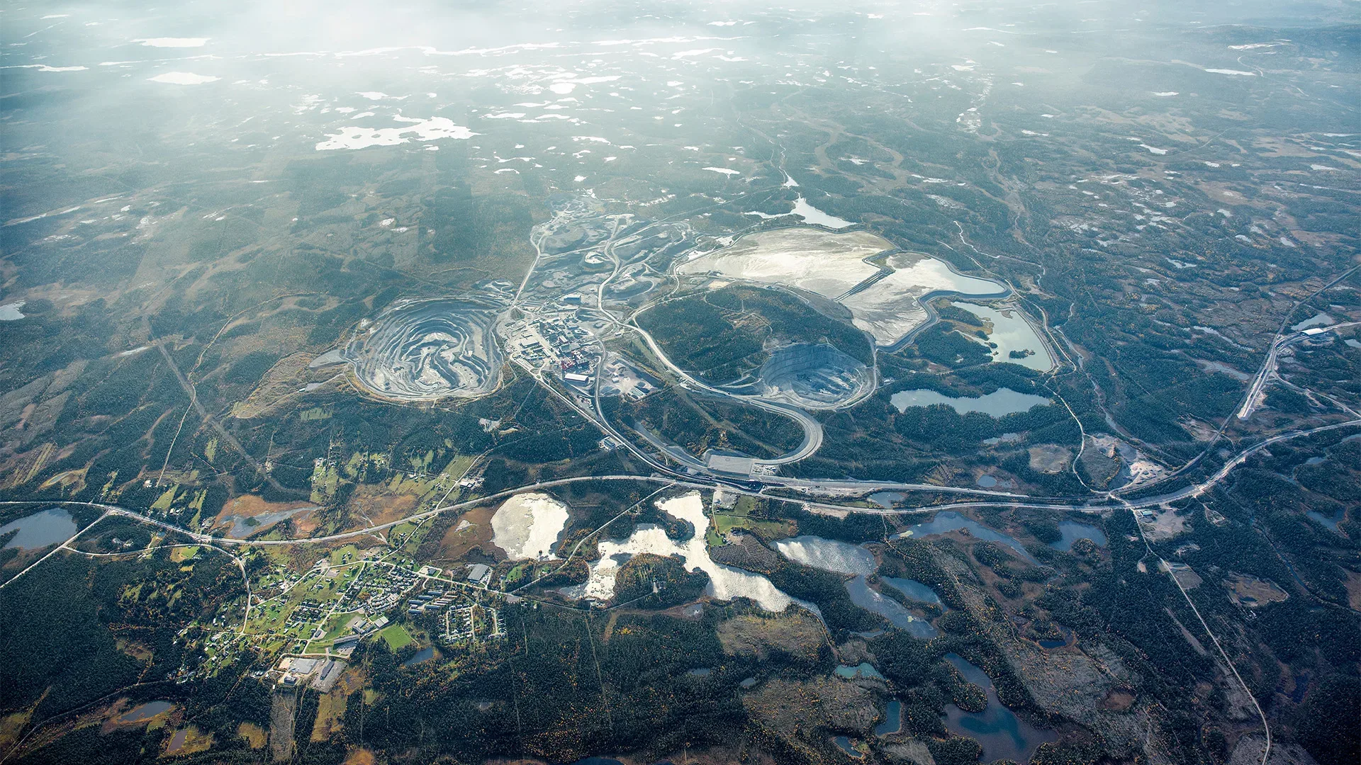 Flygbild över Svappavaara by och industriområde