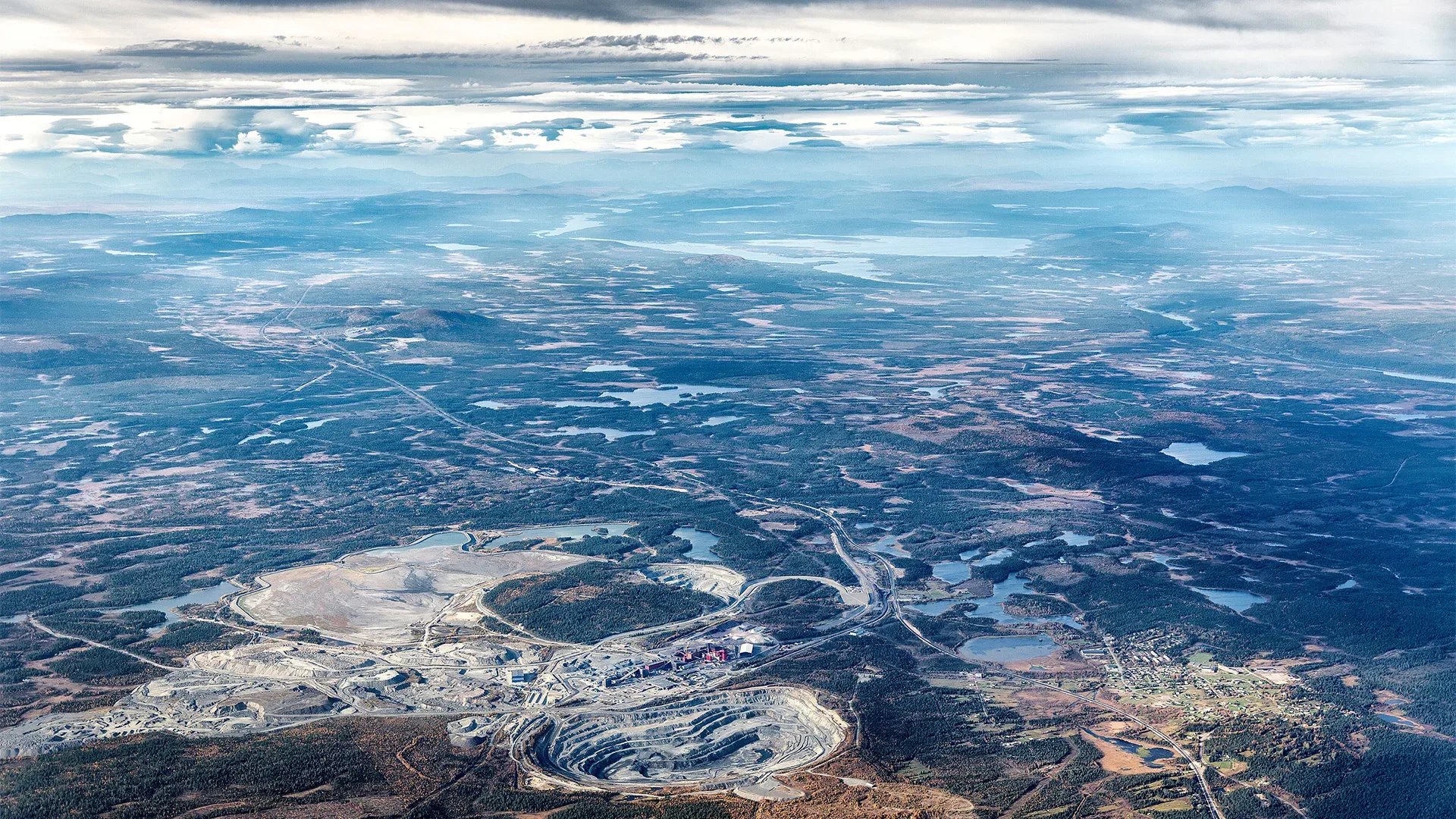 Flygbild över Svappavaara by och industriområde