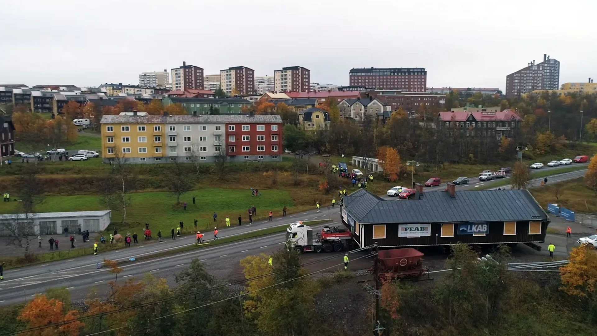 Lastbil med hus på släp