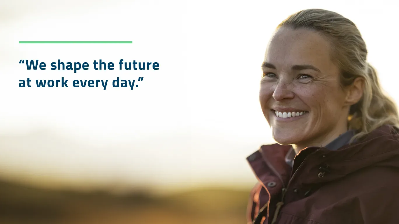 Leende kvinna, med citat i bilden: "We shape the future at work every day".