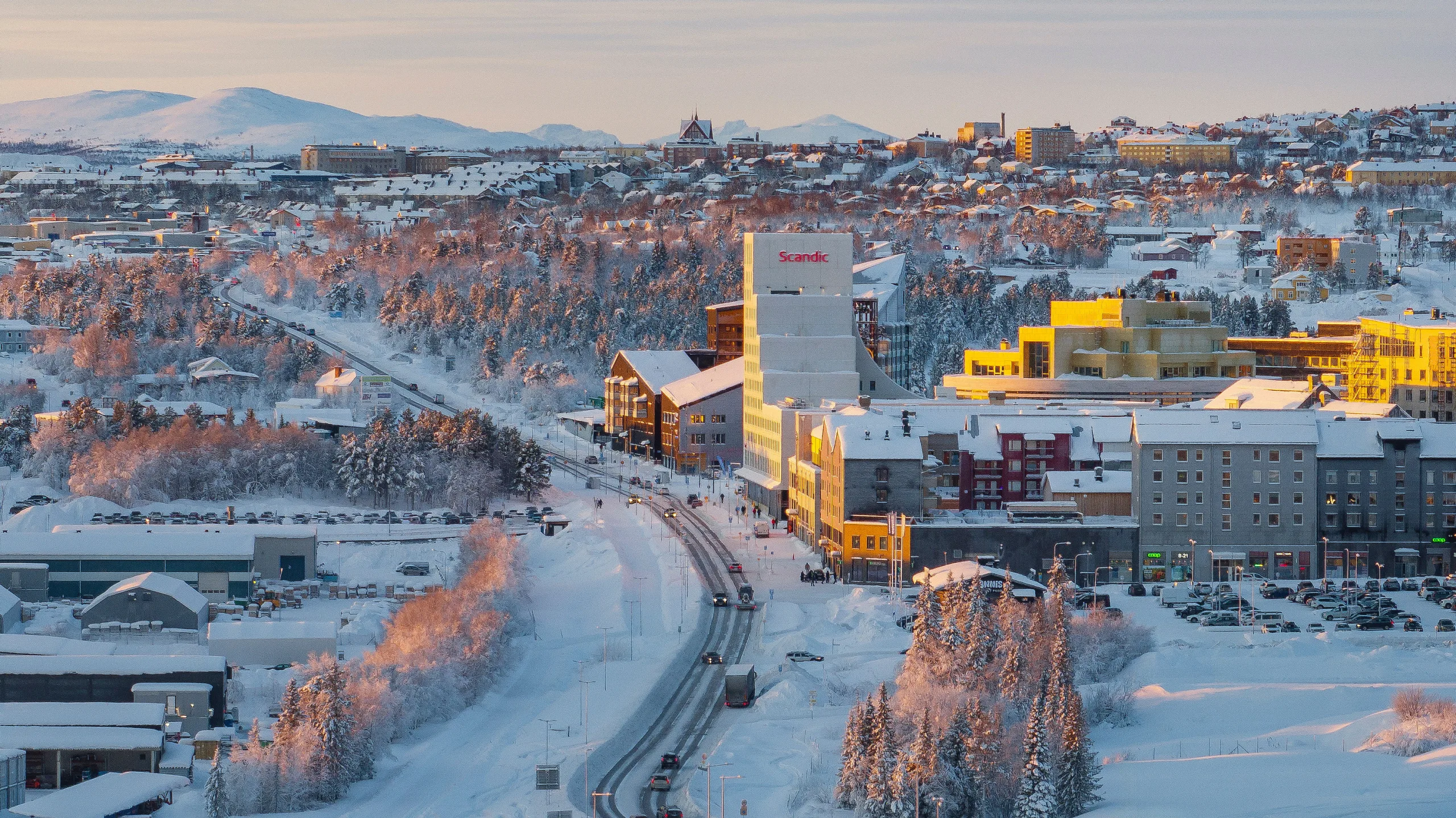 Vybild över Kiruna centrum i vintersol