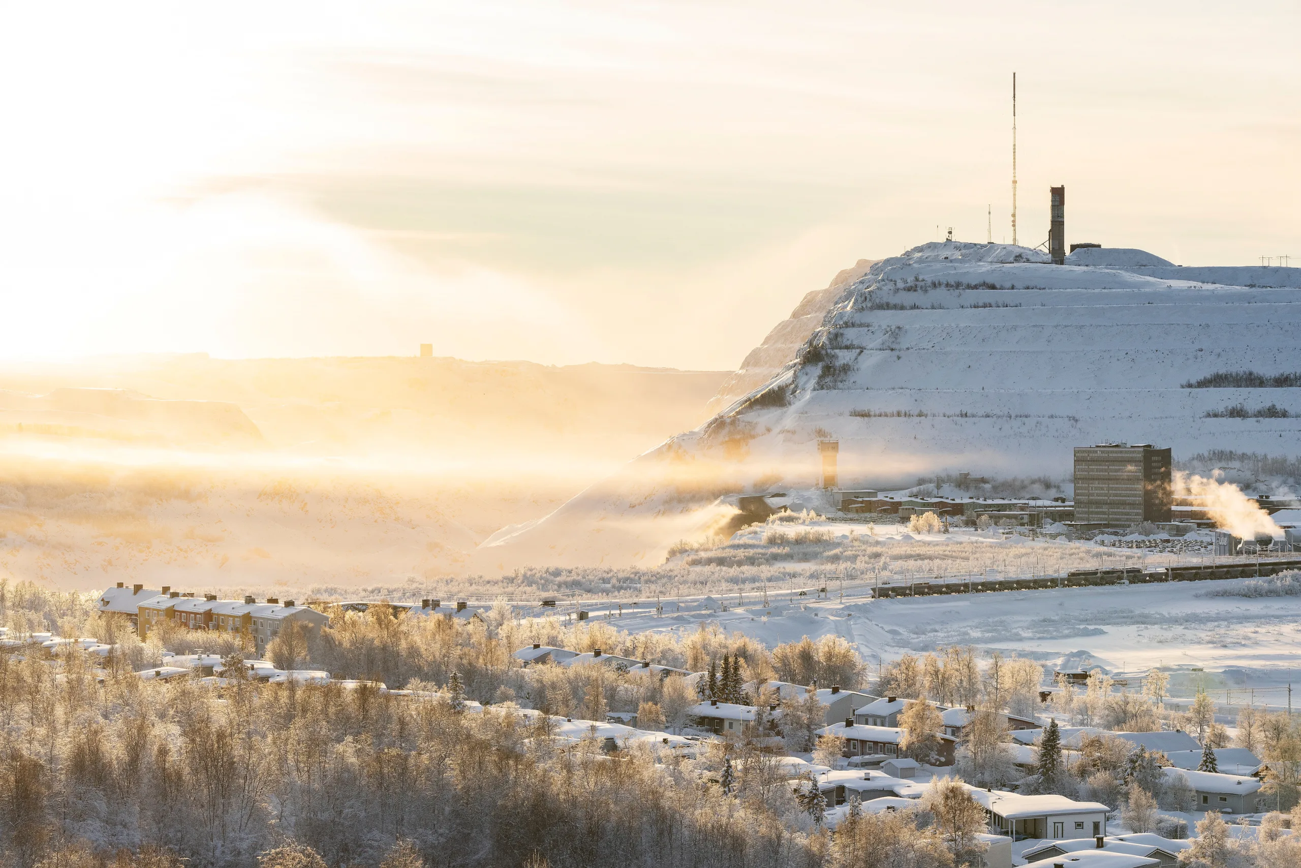 Vybild mot industriområdet i Kiruna i vinterlandskap.