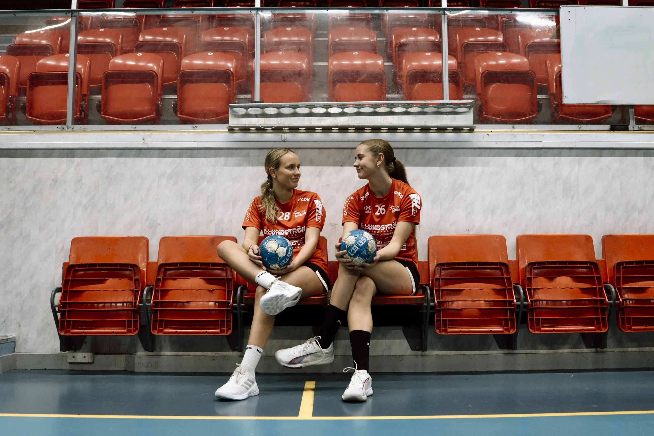 Två kvinnliga handbollsspelare