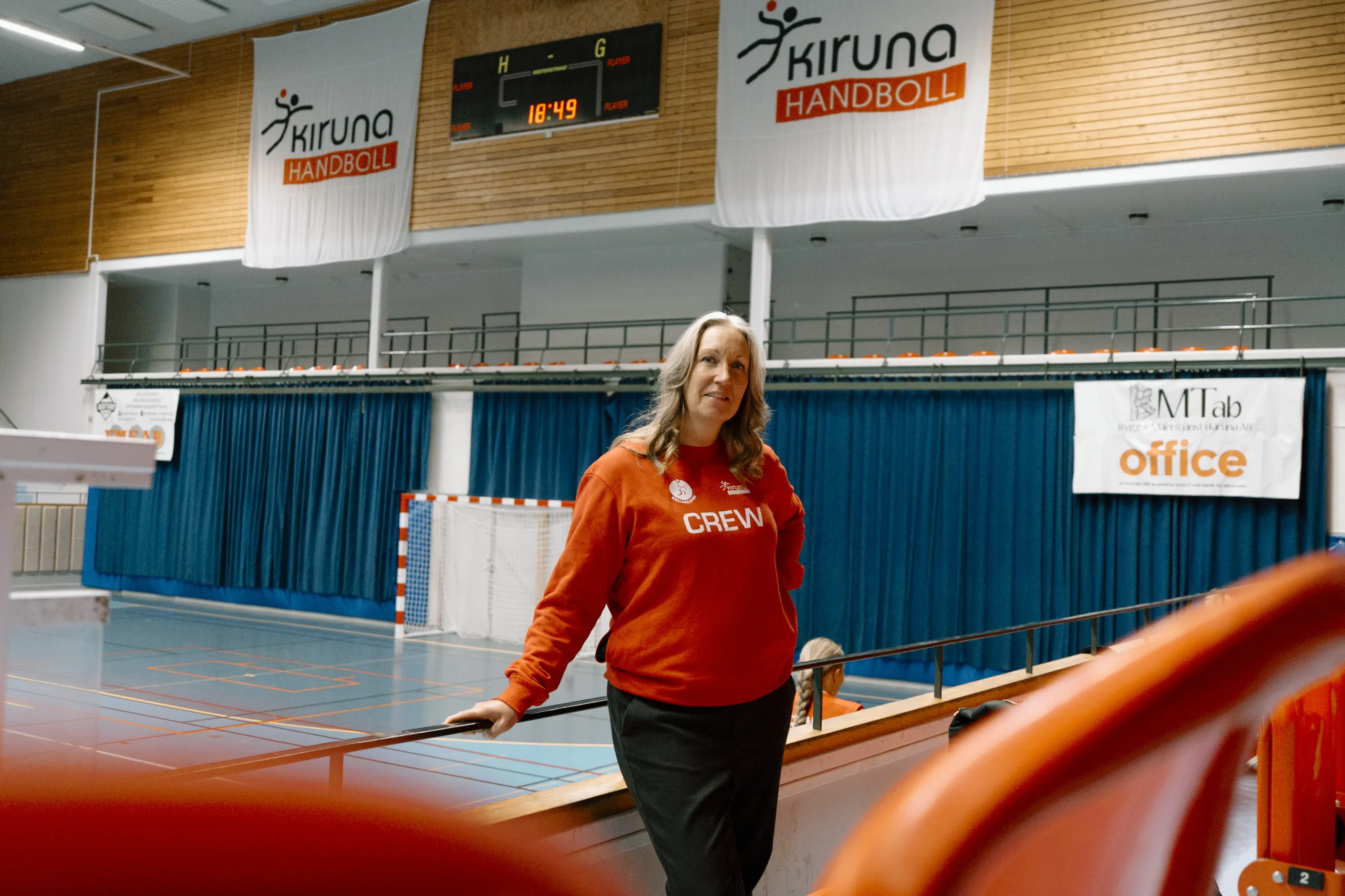 Kvinna i idrottshall.