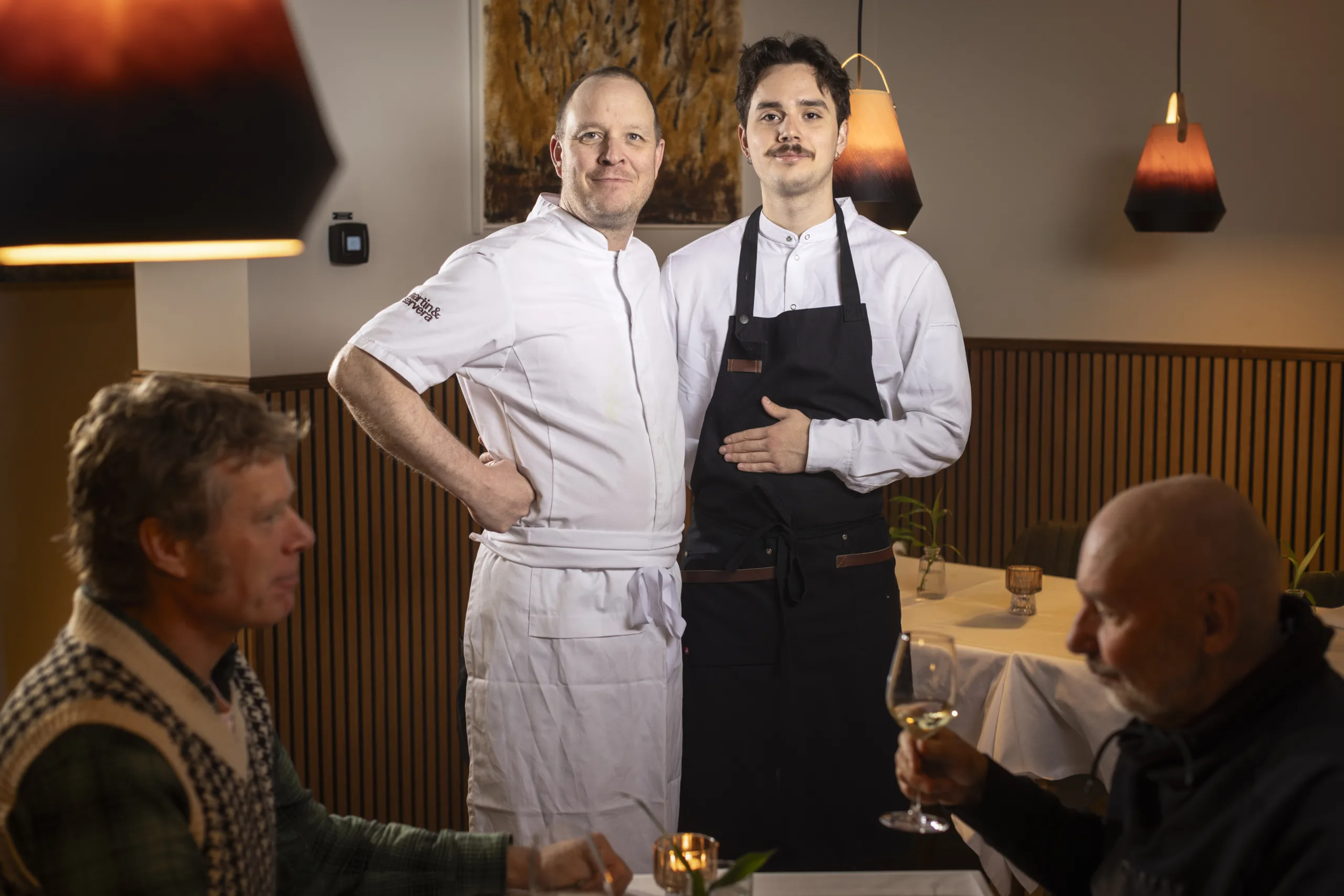 Två män i kockläder.