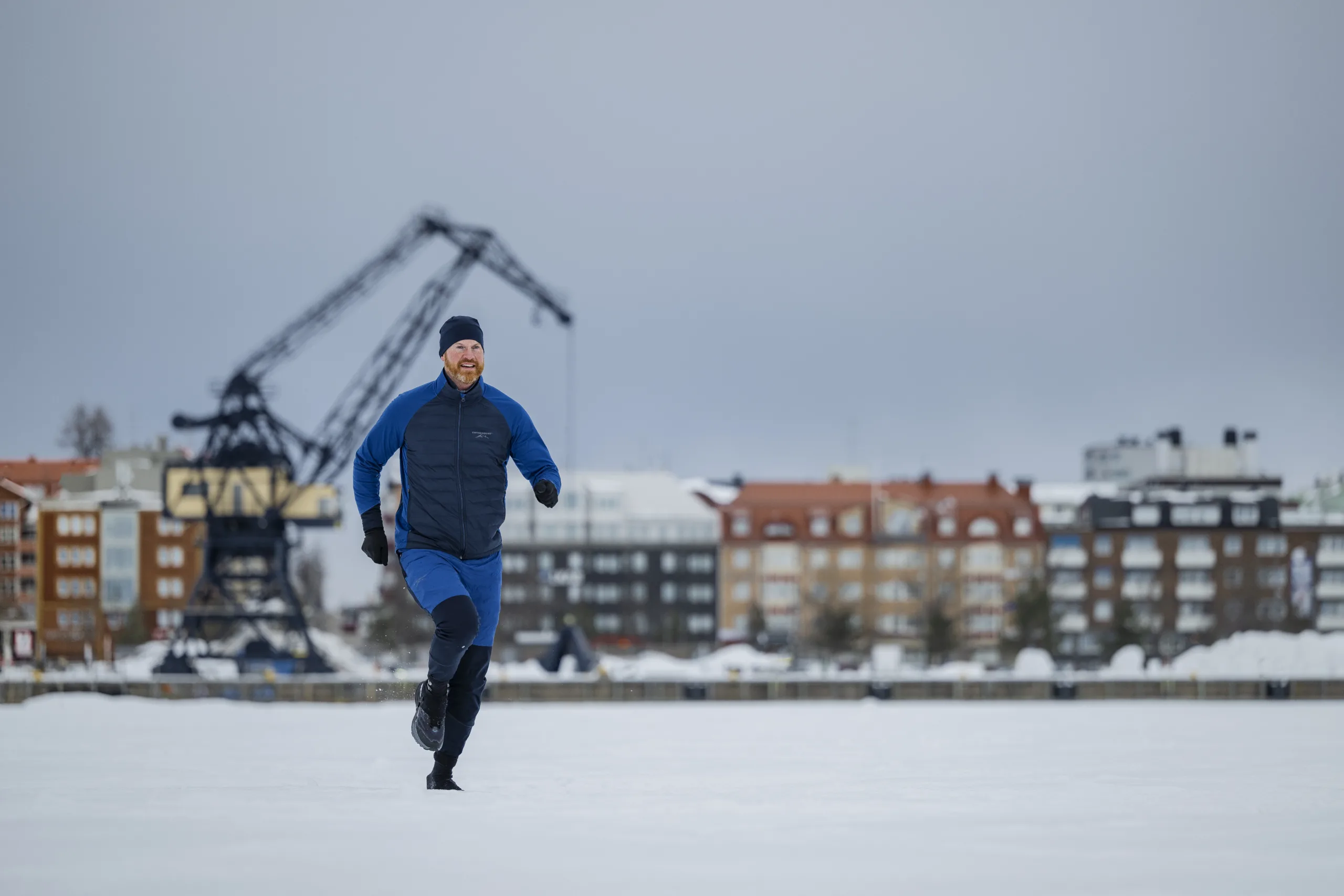 Man springer på isbanan i Luleå.