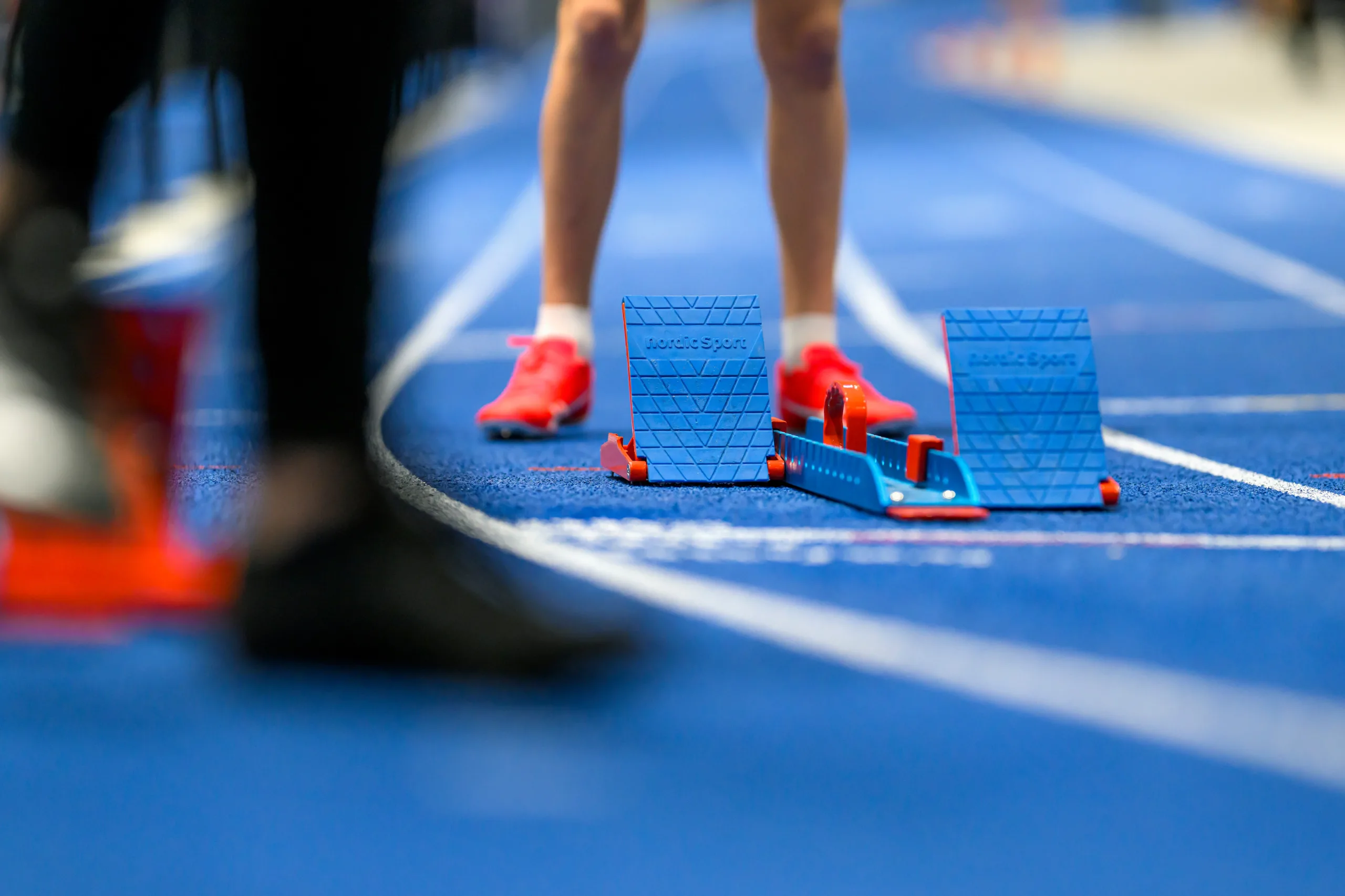 Person som stor startredo vid sprint inomhis