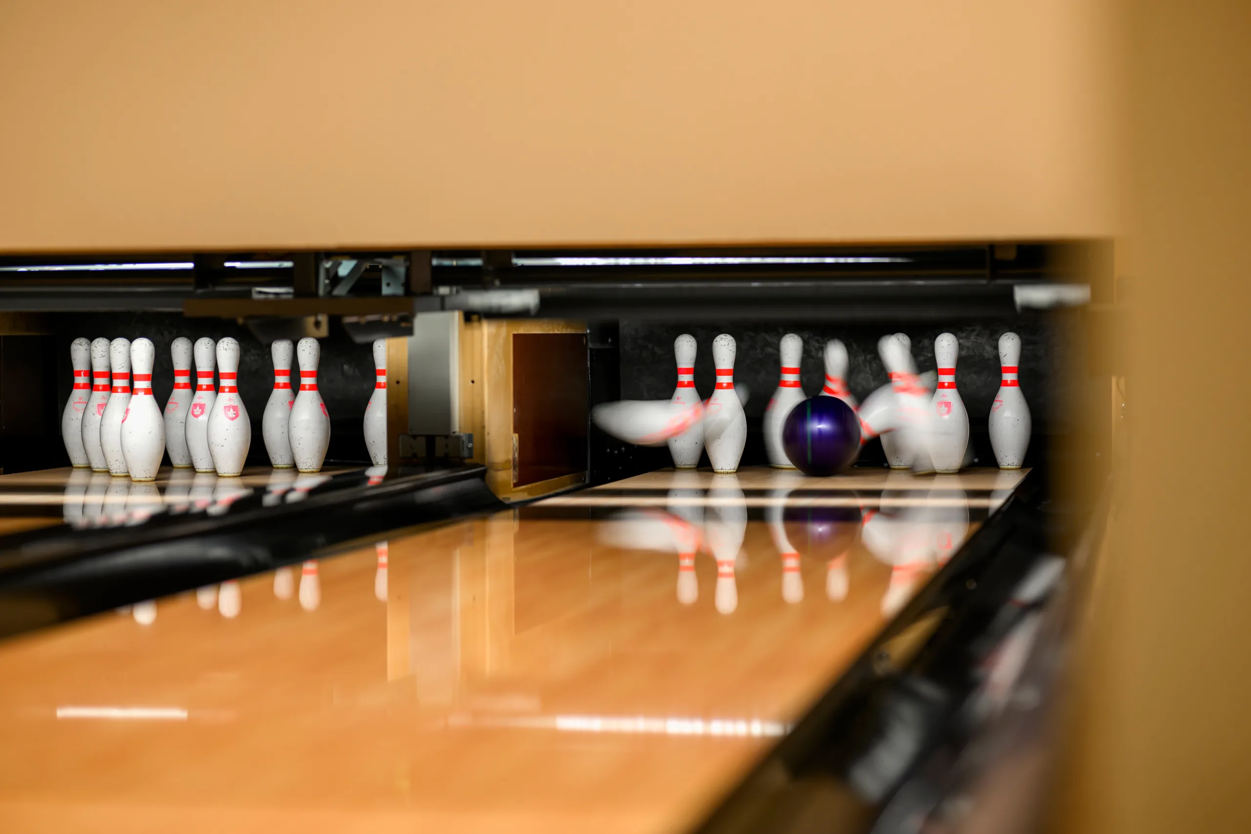 Bowlingkula som träffar käglor