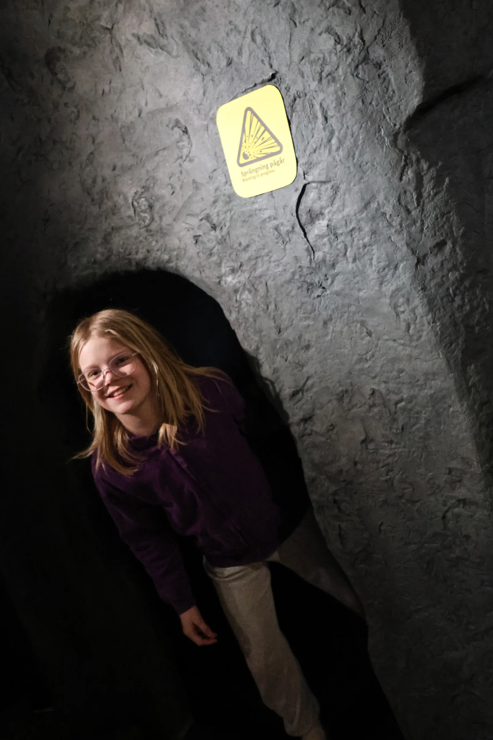 Barn som leker i gruvutställningen.