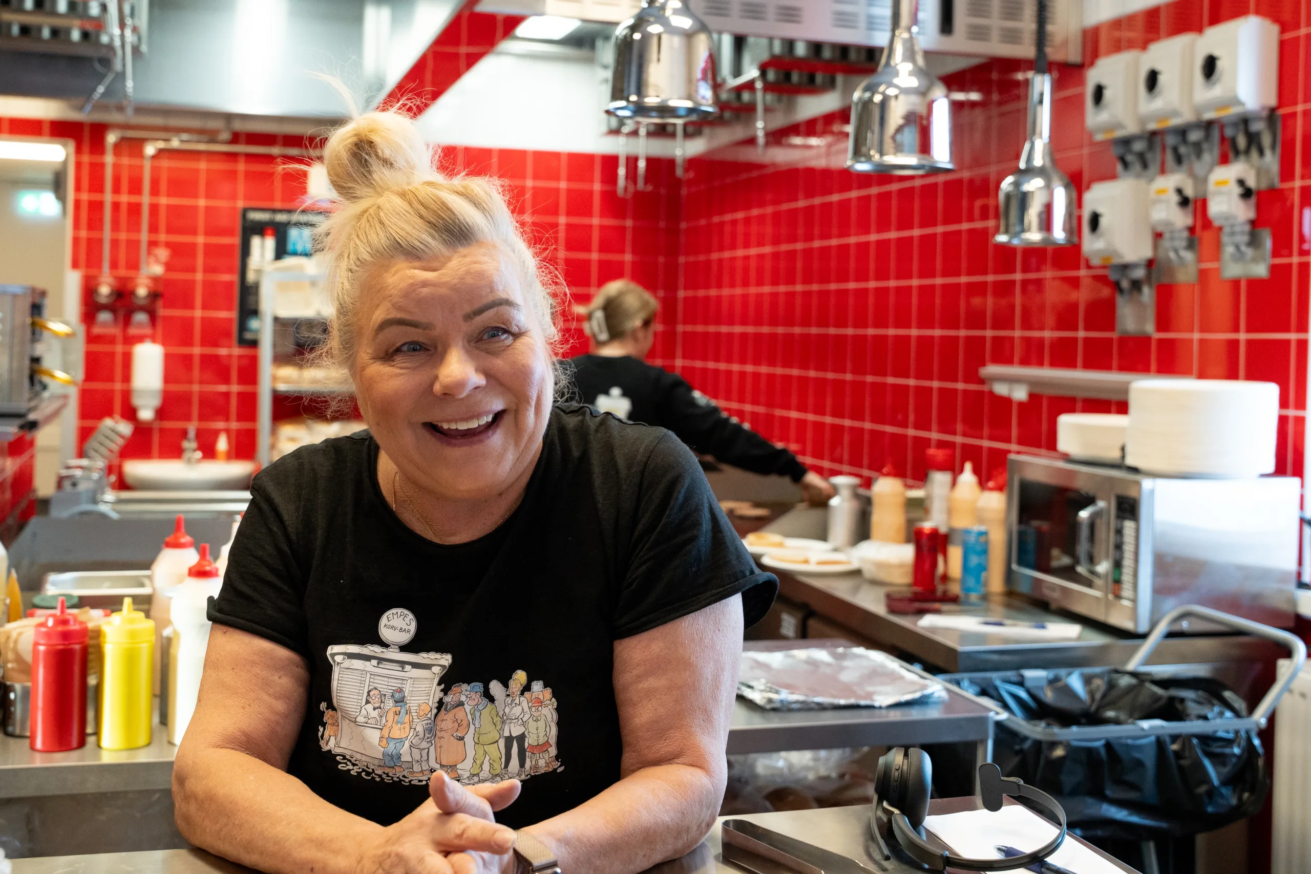 Mona som har full rulle vid kassan