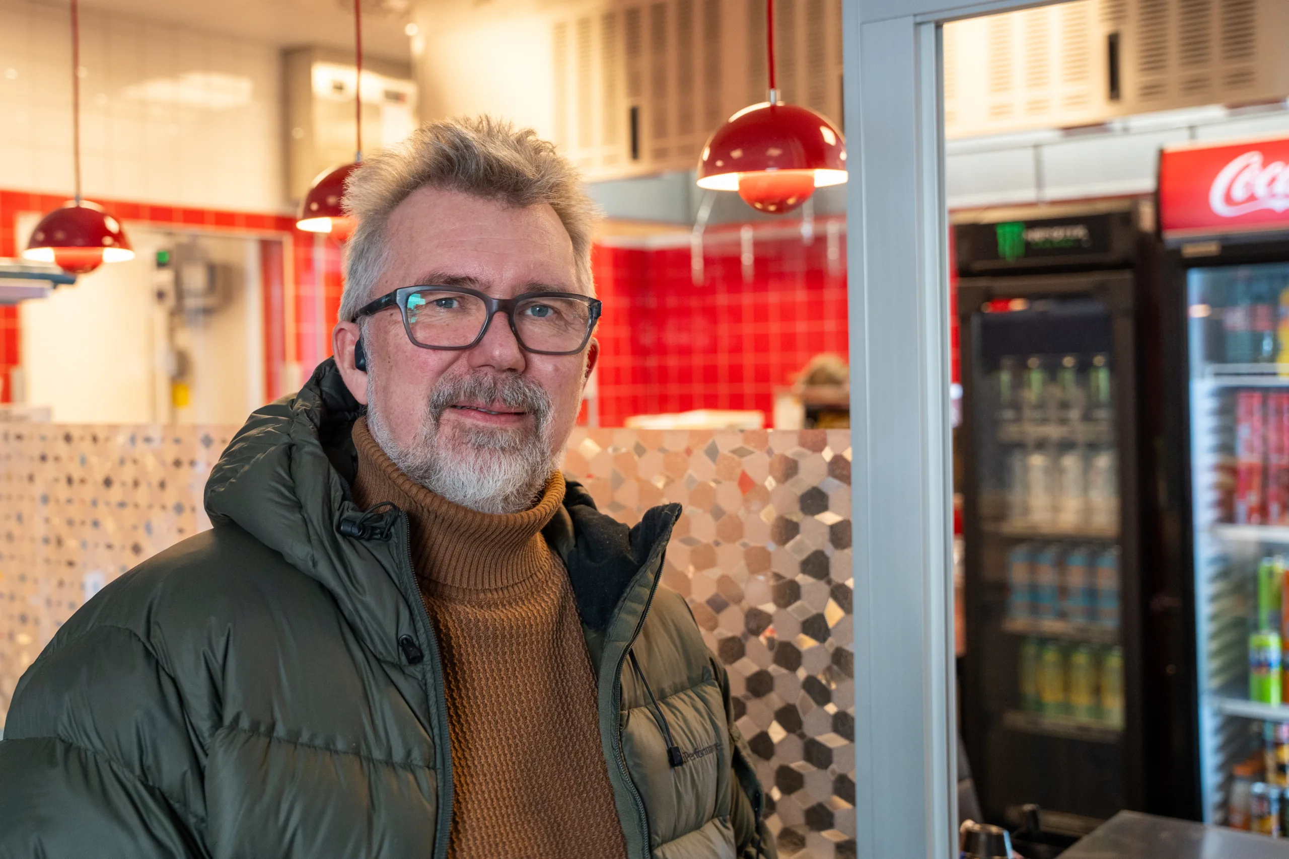 Peter står i kön för att beställa.