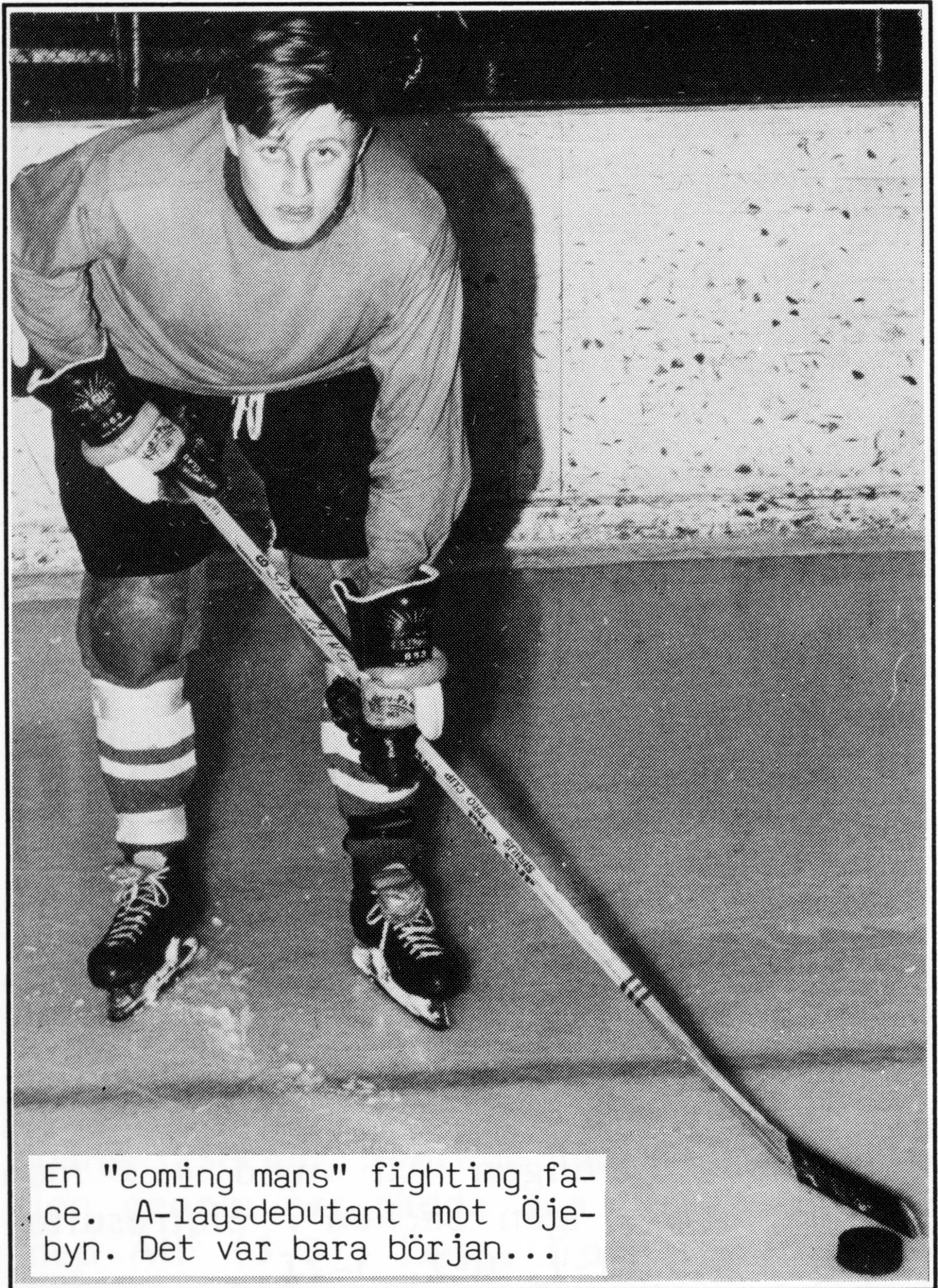 Börja Salming stående på ett par skridskor.