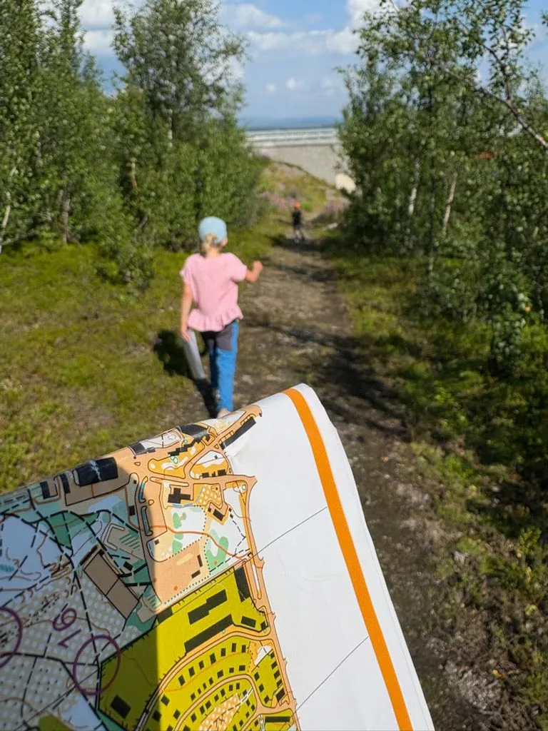 Person med karta i skogen.