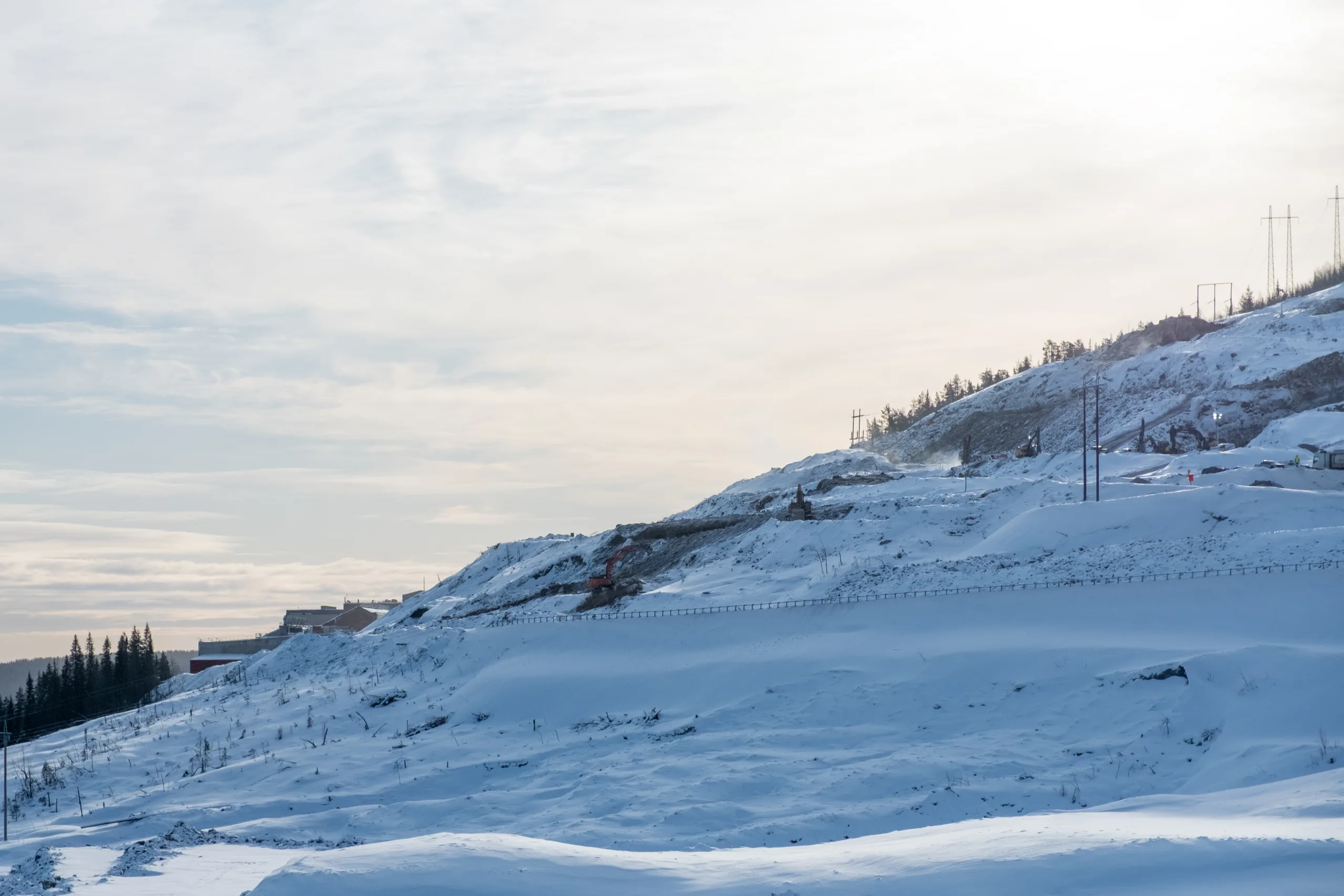 Grävmaskiner arbetar i sluttning.