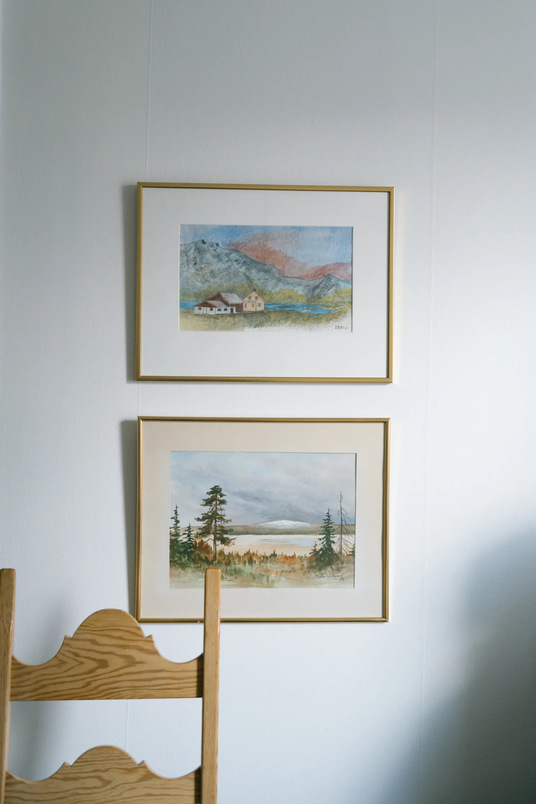 Tavlor som har fått följa med från huset.