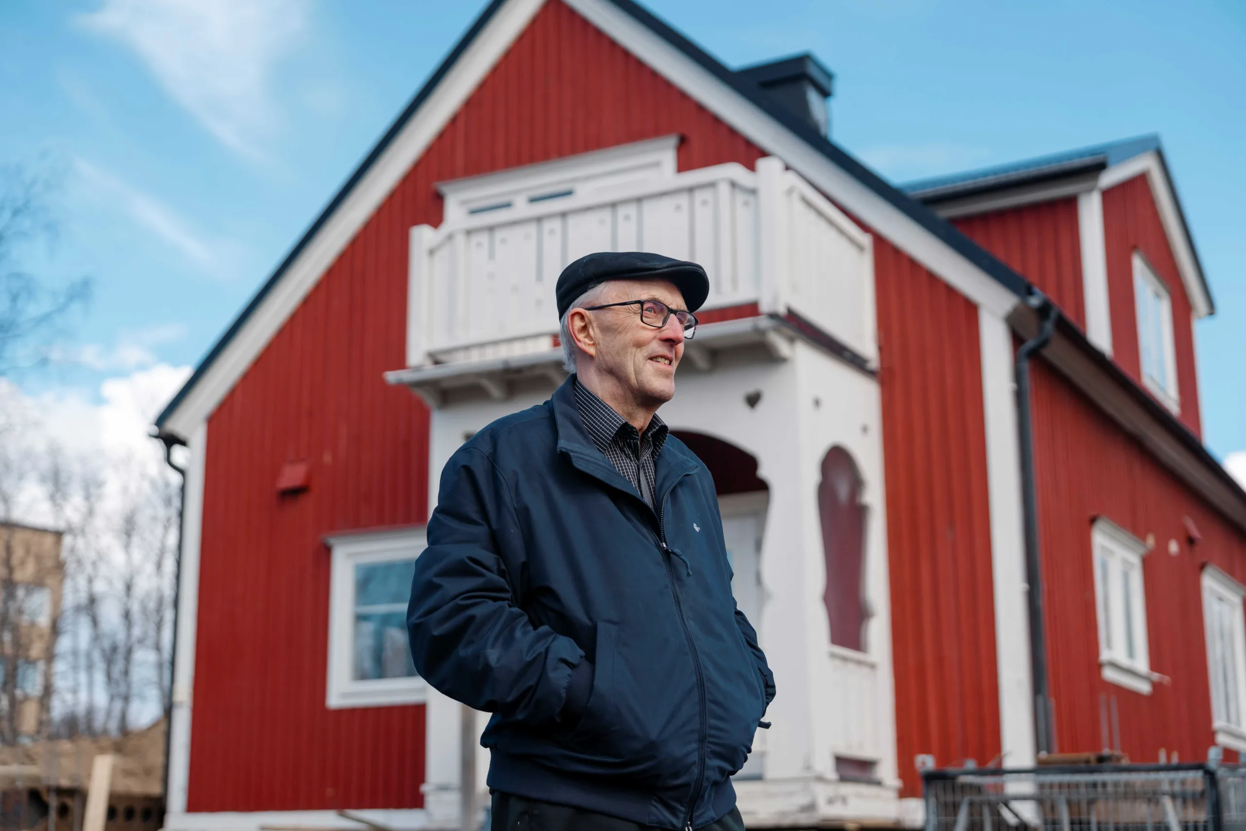 Jan-Erik framför sitt tidigare hus