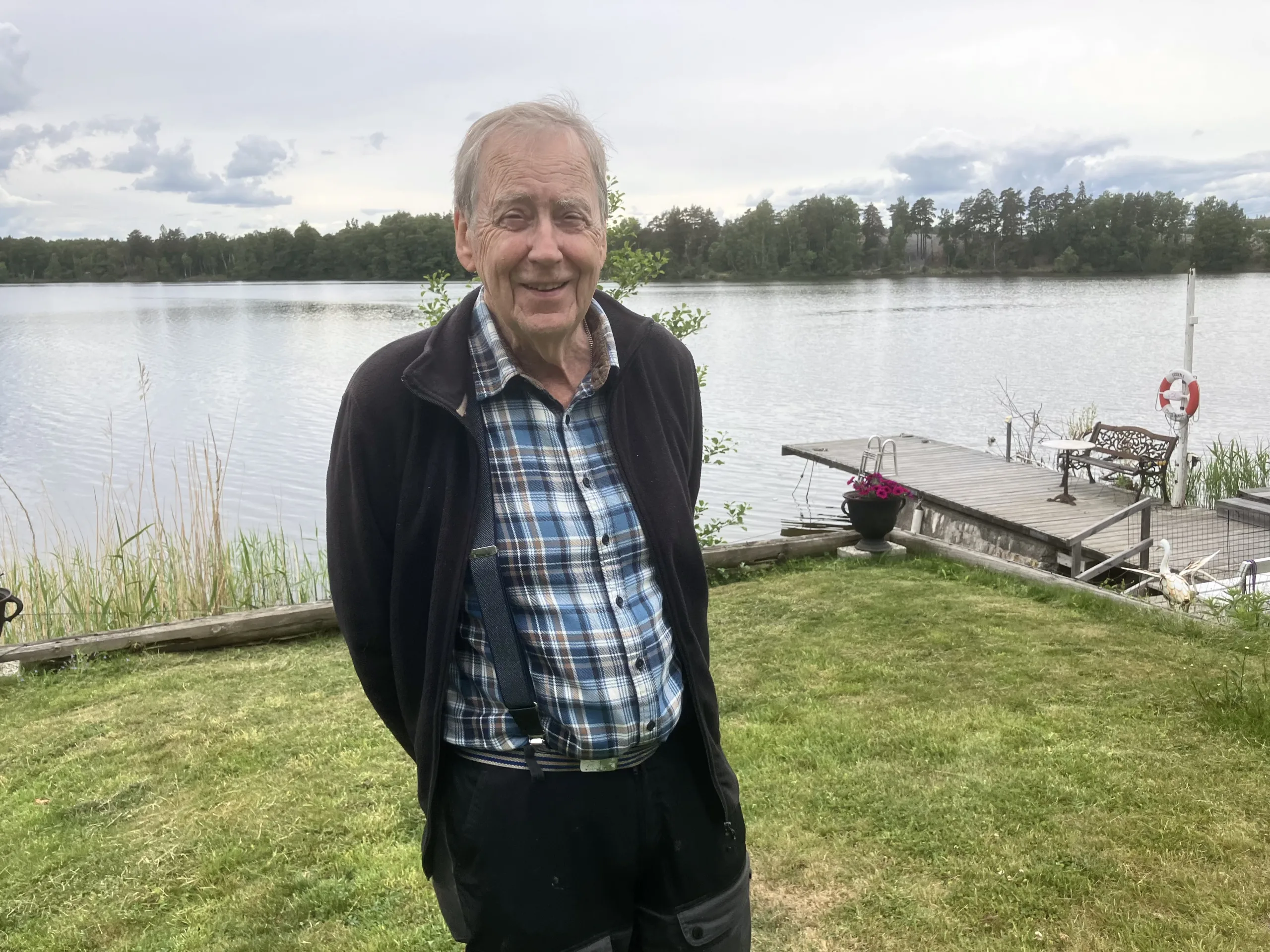 Arne Alin vid sitt hus i Ekerö.