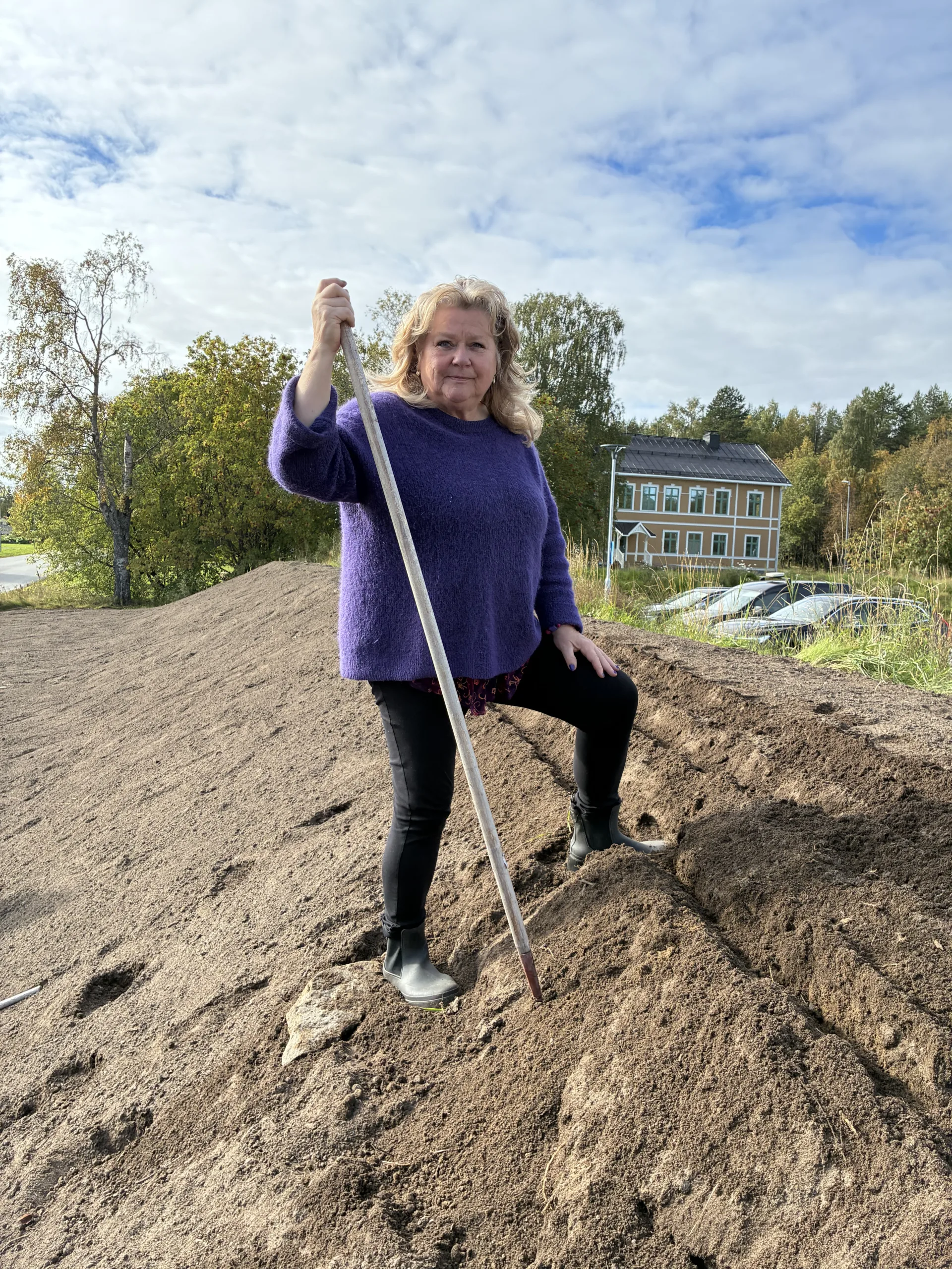 Anneli Näsvall poserandes med spade.