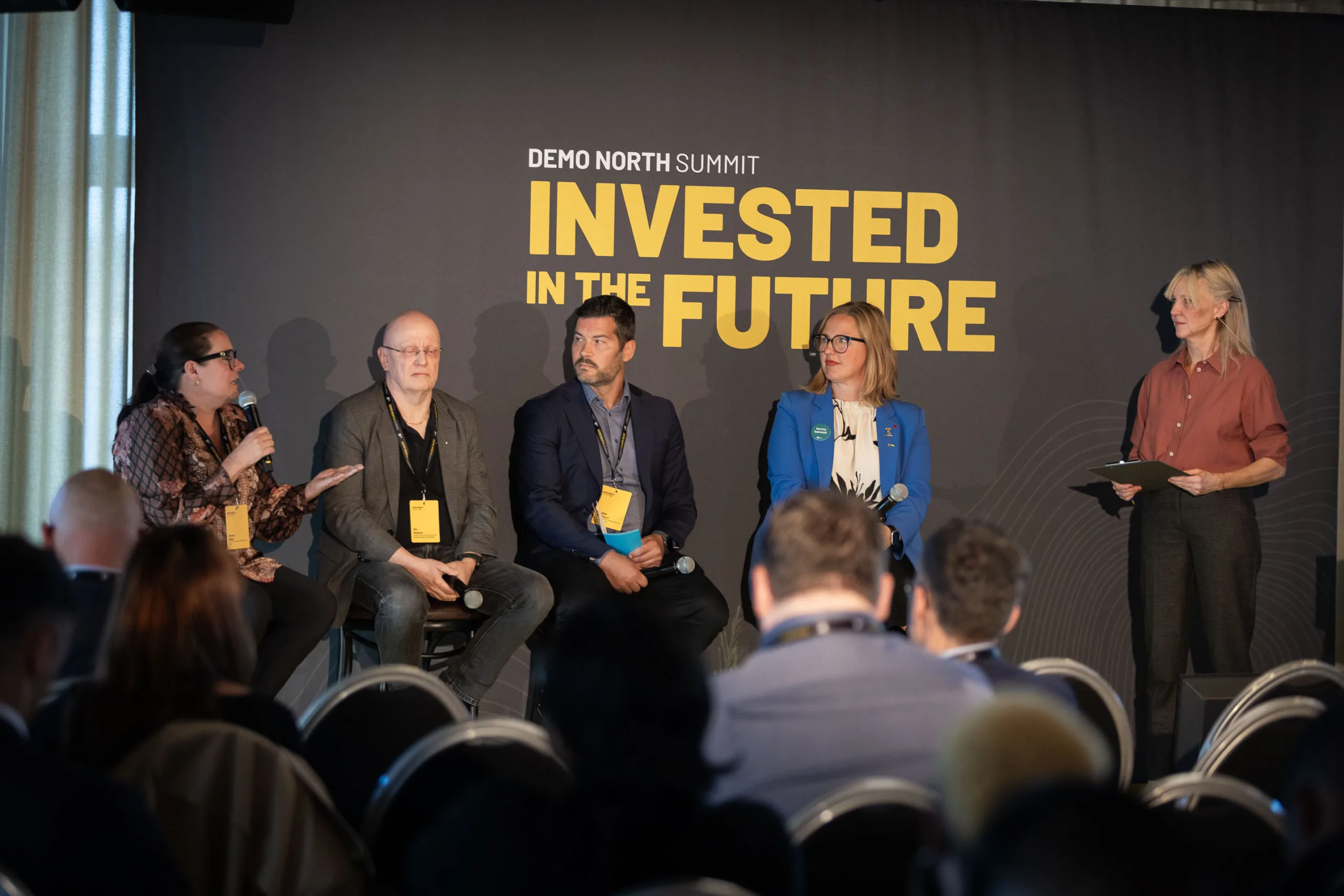 Linda Vikström, Carina Sammeli, Douglas Washburn, Emma Själin, Pär Weihed på scen.